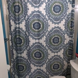 Shower curtain w liner.